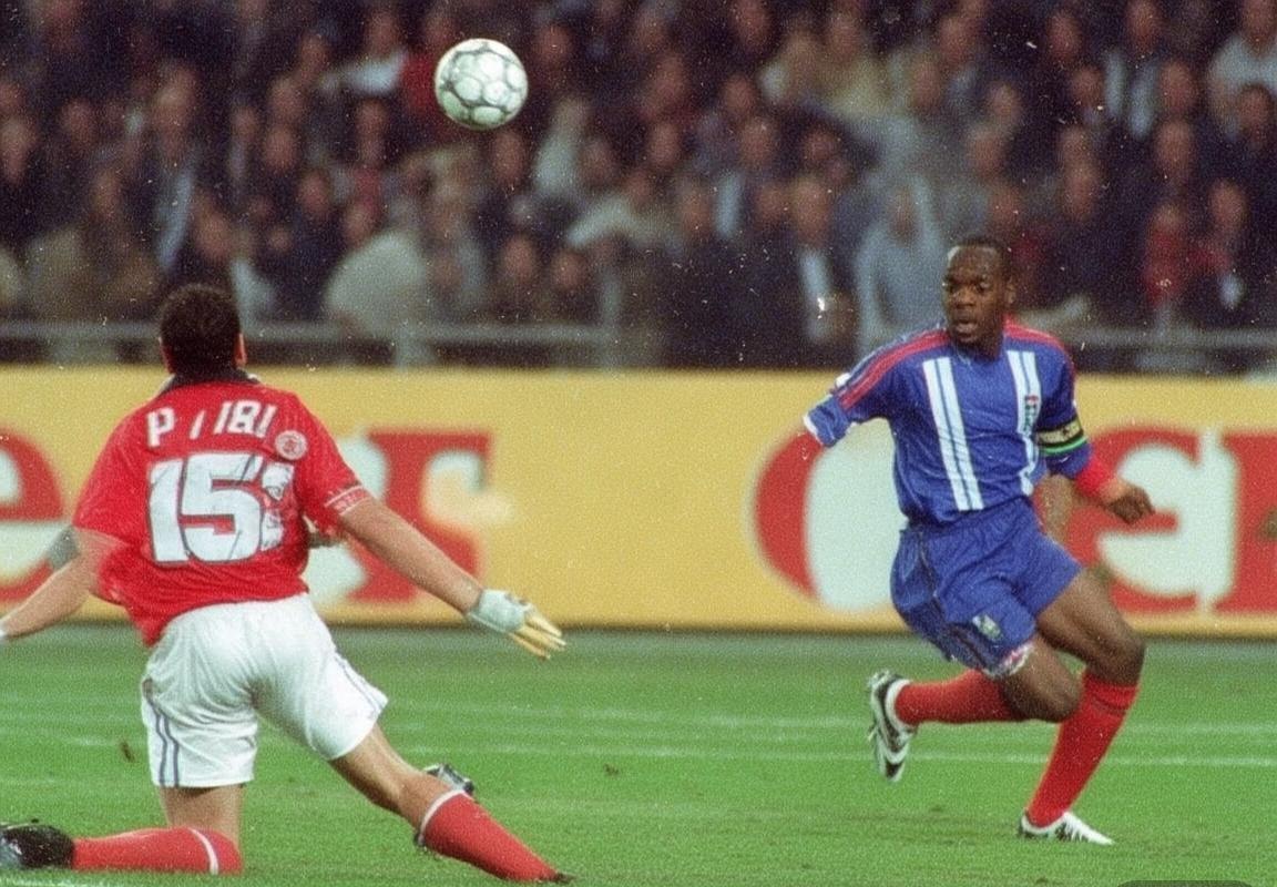 2000年欧锦赛：英法巅峰对决特雷泽盖绝杀希勒经典之战(图3)